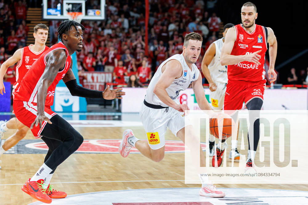 Trevon Scott (BMA365 Bamberg Baskets, 13), Spencer Reaves (Syntainics MBC, 31), Daniel Keppeler (BMA365 Bamberg Baskets, 31), BMA365 Bamberg Baskets vs. Syntainics MBC, Basketball, easyCredit BBL, 5. Spieltag, 10.10.2026 BMA365 Bamberg Baskets vs. Syntainics MBC, Basketball, easyCredit BBL, 5. Spieltag, 10.10.2026 Bamberg