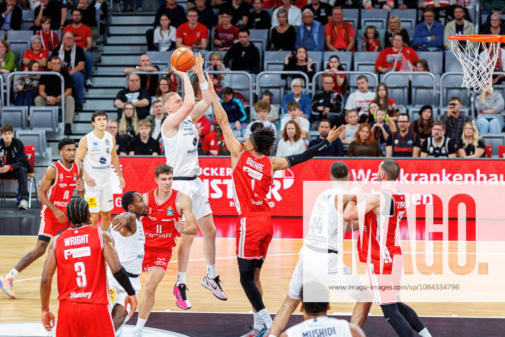 Collin Welp (Syntainics MBC, 40), Jonathan Baehre (BMA365 Bamberg Baskets, 01), BMA365 Bamberg Baskets vs. Syntainics MBC, Basketball, easyCredit BBL, 5. Spieltag, 10.10.2026 BMA365 Bamberg Baskets vs. Syntainics MBC, Basketball, easyCredit BBL, 5. Spieltag, 10.10.2026 Bamberg