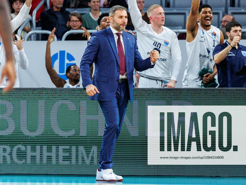 Vladimir Jovanovic (Syntainics MBC, Trainer), jubelt, Jubel, positive Emotionen, positive Emotion, BMA365 Bamberg Baskets vs. Syntainics MBC, Basketball, easyCredit BBL, 5. Spieltag, 10.10.2026 BMA365 Bamberg Baskets vs. Syntainics MBC, Basketball, easyCredit BBL, 5. Spieltag, 10.10.2026 Bamberg