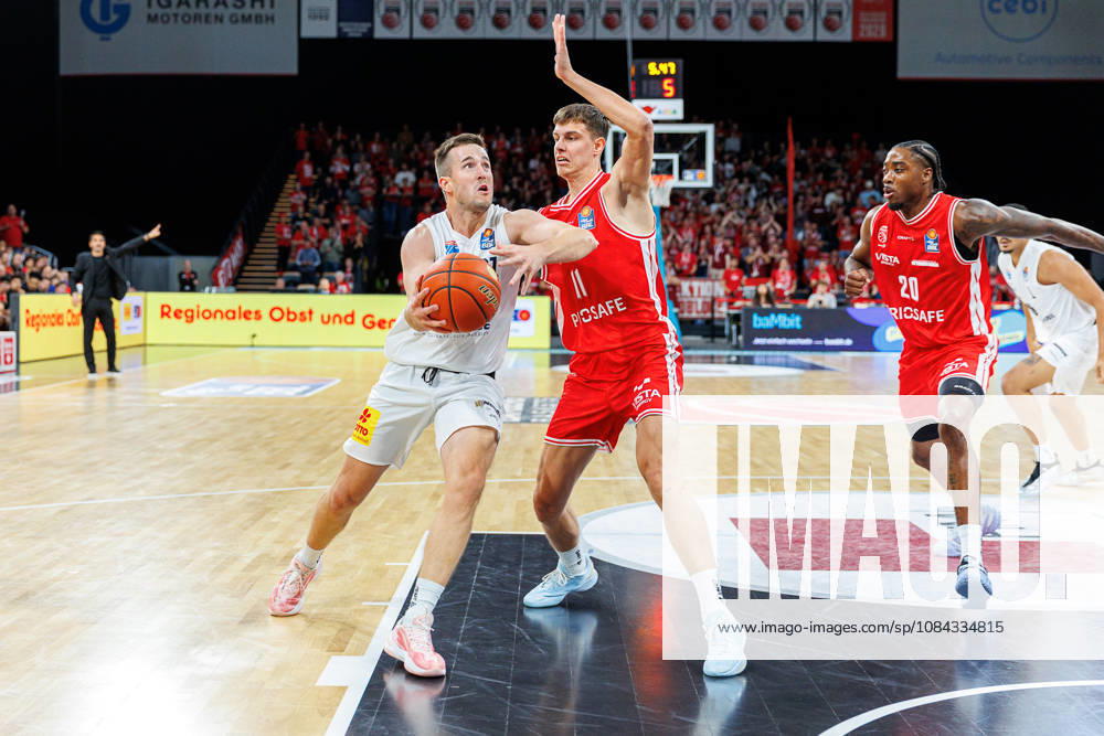 Spencer Reaves (Syntainics MBC, 31), Richard Balint (BMA365 Bamberg Baskets, 11), BMA365 Bamberg Baskets vs. Syntainics MBC, Basketball, easyCredit BBL, 5. Spieltag, 10.10.2026 BMA365 Bamberg Baskets vs. Syntainics MBC, Basketball, easyCredit BBL, 5. Spieltag, 10.10.2026 Bamberg
