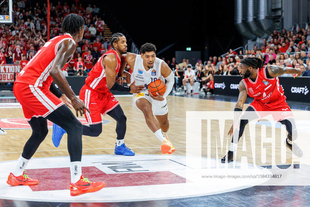 Jordan Wright (BMA365 Bamberg Baskets, 03), Kostja Mushidi (Syntainics MBC, 10), Jordan Jones (BMA365 Bamberg Baskets, 04), BMA365 Bamberg Baskets vs. Syntainics MBC, Basketball, easyCredit BBL, 5. Spieltag, 10.10.2026 BMA365 Bamberg Baskets vs. Syntainics MBC, Basketball, easyCredit BBL, 5. Spieltag, 10.10.2026 Bamberg