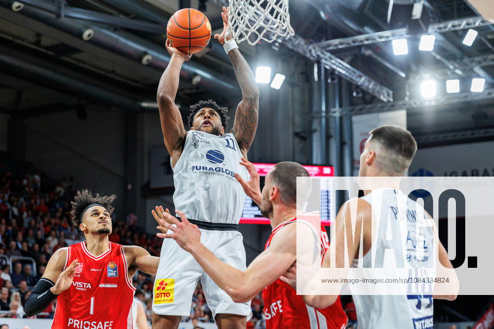 Jonathan Baehre (BMA365 Bamberg Baskets, 01), Anthony Gaines (Syntainics MBC, 11), Daniel Keppeler (BMA365 Bamberg Baskets, 31), Jure Planinic (Syntainics MBC, 44), BMA365 Bamberg Baskets vs. Syntainics MBC, Basketball, easyCredit BBL, 5. Spieltag, 10.10.2026 BMA365 Bamberg Baskets vs. Syntainics MBC, Basketball, easyCredit BBL, 5. Spieltag, 10.10.2026 Bamberg