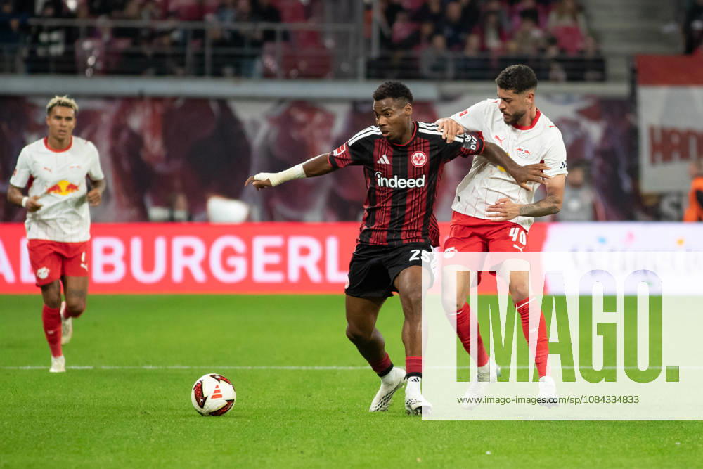 1. Fußball Bundesliga: RB Leipzig - Eintracht Frankfurt; 10.10.2026 Raphael Onyedika (25, Eintracht Frankfurt) gegen Romulo Cardoso da Cruz (40, RB Leipzig). LEIPZIG, DEUTSCHLAND - OCTOBER 10: Bundesliga-Spiel RB Leipzig - Eintracht Frankfurt in der Red Bull Arena am 5. Spieltag der 1. Bundesliga am October 10, 2026 in Leipzig, Deutschland. DFL REGULATIONS PROHIBIT ANY USE OF PHOTOGRAPHS AS IMAGE SEQUENCES AND OR QUASI-VIDEO.