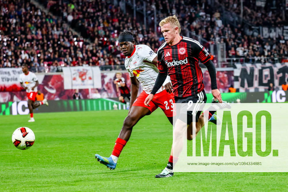 Castello Lukeba (RB Leipzig, 23) und Jonathan Burkardt (Eintracht Frankfurt, 09) Laufduell, Zweikampf, Duell, Kampf, GER, RB Leipzig vs. Eintracht Frankfurt, Fussball, 1. Bundesliga Herren, 5. Spieltag, Spielzeit 2026 2027, 10.10.2026 DFL regulations prohibit any use of photographs as image sequences and or quasi-video. GER, RB Leipzig vs. Eintracht Frankfurt, Fussball, 1. Bundesliga Herren, 5. Spieltag, Spielzeit 2026 2027, 10.10.2026 Leipzig