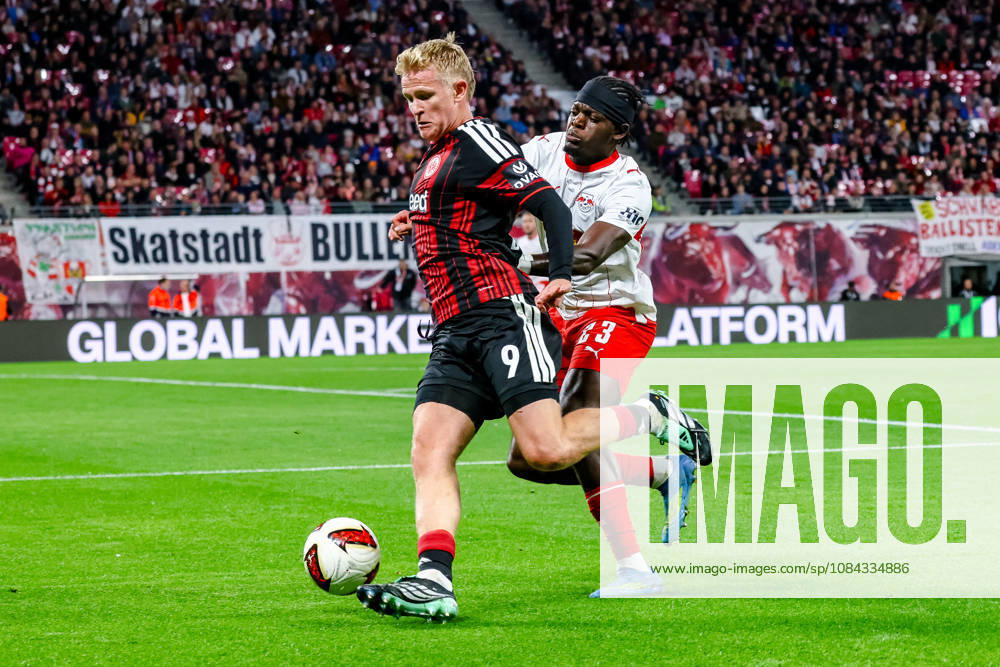 Jonathan Burkardt (Eintracht Frankfurt, 09) und Castello Lukeba (RB Leipzig, 23) Zweikampf, Duell, Kampf, GER, RB Leipzig vs. Eintracht Frankfurt, Fussball, 1. Bundesliga Herren, 5. Spieltag, Spielzeit 2026 2027, 10.10.2026 DFL regulations prohibit any use of photographs as image sequences and or quasi-video. GER, RB Leipzig vs. Eintracht Frankfurt, Fussball, 1. Bundesliga Herren, 5. Spieltag, Spielzeit 2026 2027, 10.10.2026 Leipzig