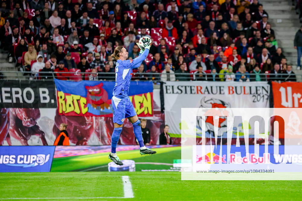 Maarten Vandevoordt (RB Leipzig, 26) haelt den Ball im Sprung, GER, RB Leipzig vs. Eintracht Frankfurt, Fussball, 1. Bundesliga Herren, 5. Spieltag, Spielzeit 2026 2027, 10.10.2026 DFL regulations prohibit any use of photographs as image sequences and or quasi-video. GER, RB Leipzig vs. Eintracht Frankfurt, Fussball, 1. Bundesliga Herren, 5. Spieltag, Spielzeit 2026 2027, 10.10.2026 Leipzig