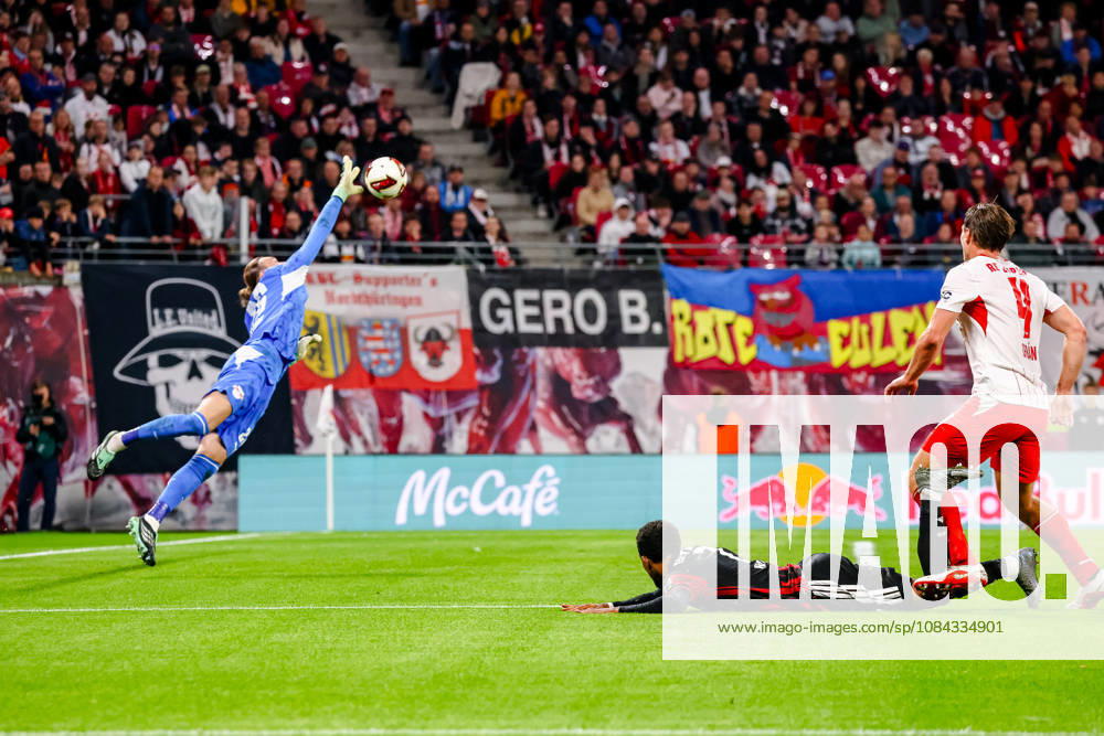 Maarten Vandevoordt (RB Leipzig, 26) streckt sich zum Ball, Sprung, Schuss von Ansgar Knauff (Eintracht Frankfurt, 07) am Boden, Willi Orban (RB Leipzig, 04), GER, RB Leipzig vs. Eintracht Frankfurt, Fussball, 1. Bundesliga Herren, 5. Spieltag, Spielzeit 2026 2027, 10.10.2026 DFL regulations prohibit any use of photographs as image sequences and or quasi-video. GER, RB Leipzig vs. Eintracht Frankfurt, Fussball, 1. Bundesliga Herren, 5. Spieltag, Spielzeit 2026 2027, 10.10.2026 Leipzig