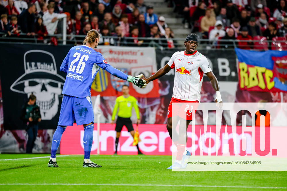 Maarten Vandevoordt (RB Leipzig, 26) und Castello Lukeba (RB Leipzig, 23) abklatschen, GER, RB Leipzig vs. Eintracht Frankfurt, Fussball, 1. Bundesliga Herren, 5. Spieltag, Spielzeit 2026 2027, 10.10.2026 DFL regulations prohibit any use of photographs as image sequences and or quasi-video. GER, RB Leipzig vs. Eintracht Frankfurt, Fussball, 1. Bundesliga Herren, 5. Spieltag, Spielzeit 2026 2027, 10.10.2026 Leipzig