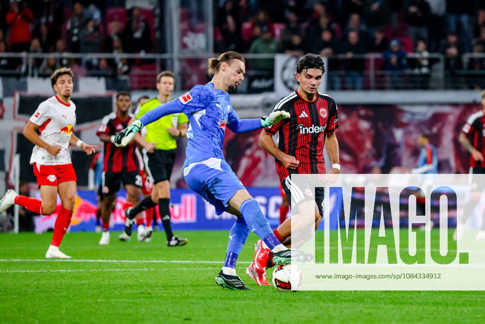 Maarten Vandevoordt (RB Leipzig, 26) am Ball, Zweikampf, Duell, Kampf Can Uzun (Eintracht Frankfurt, 42), GER, RB Leipzig vs. Eintracht Frankfurt, Fussball, 1. Bundesliga Herren, 5. Spieltag, Spielzeit 2026 2027, 10.10.2026 DFL regulations prohibit any use of photographs as image sequences and or quasi-video. GER, RB Leipzig vs. Eintracht Frankfurt, Fussball, 1. Bundesliga Herren, 5. Spieltag, Spielzeit 2026 2027, 10.10.2026 Leipzig
