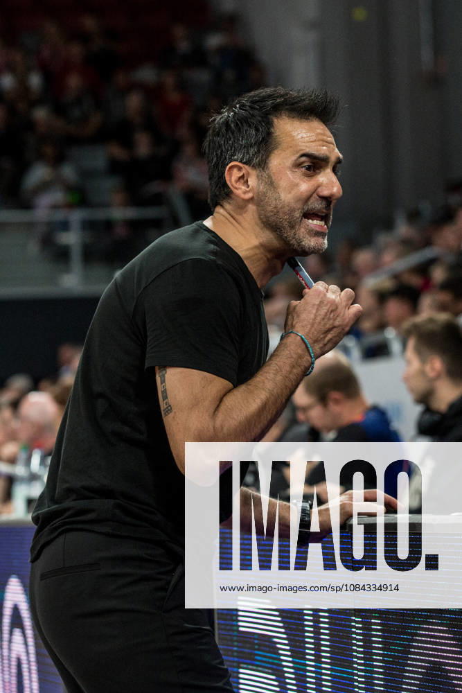 Bamberg, Deutschland 10. Oktober 2026: easyCredit BBL - 2026 2027 - 5. Spieltag - BMA365 Bamberg Baskets gegen Syntainics MBC Im Bild: Trainer Jesus Ramirez (Bamberg) gestikuliert am Spielfeld Brose Arena Bayern