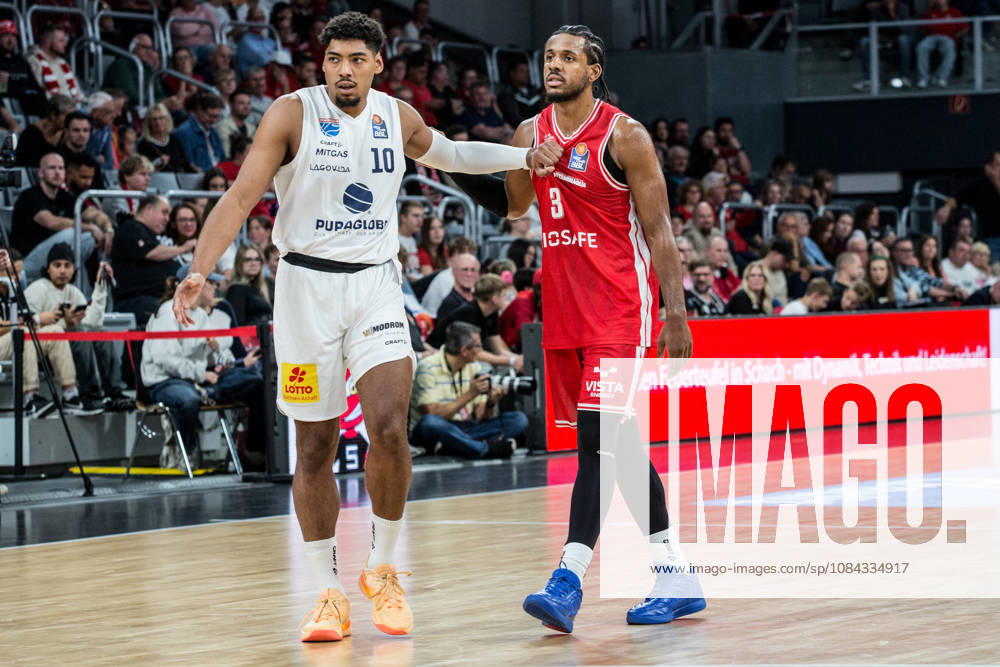 Bamberg, Deutschland 10. Oktober 2026: easyCredit BBL - 2026 2027 - 5. Spieltag - BMA365 Bamberg Baskets gegen Syntainics MBC Im Bild: v. li. Kostja Mushidi (MBC Weißenfels) gegen Jordan Wright (Bamberg) Brose Arena Bayern