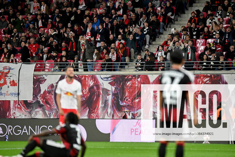 Fußball I Herren I Saison 2026-2027 I Bundesliga I 5. Spieltag I RB Leipzig - Eintracht Frankfurt I 10.10.2026 Fan von RB Leipzig jubeln neben enttäuschten Fan von Eintracht Frankfurt. Leipzig Red Bull Arena Sachsen Deutschland
