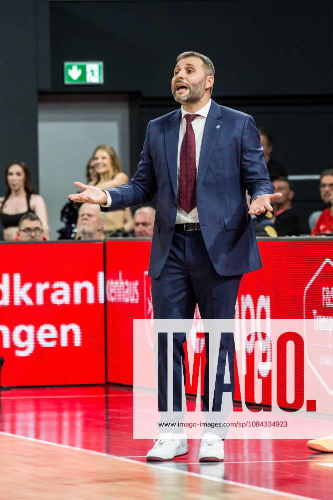 Bamberg, Deutschland 10. Oktober 2026: easyCredit BBL - 2026 2027 - 5. Spieltag - BMA365 Bamberg Baskets gegen Syntainics MBC Im Bild: Trainer Vladimir Jovanovic (MBC Weißenfels) gestikuliert mit den Händen Brose Arena Bayern