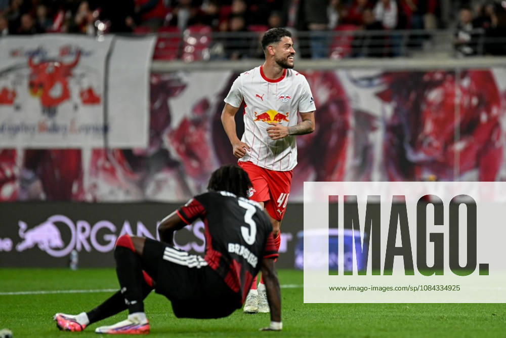 Fußball I Herren I Saison 2026-2027 I Bundesliga I 5. Spieltag I RB Leipzig - Eintracht Frankfurt I 10.10.2026 Lilian Brassier (3, Eintracht Frankfurt) sitzt am Boden während Romulo Cardoso Da Cruz (40, RB Leipzig) nach dem 4. Tor in der 1. Halbzeit jubelt Leipzig Red Bull Arena Sachsen Deutschland