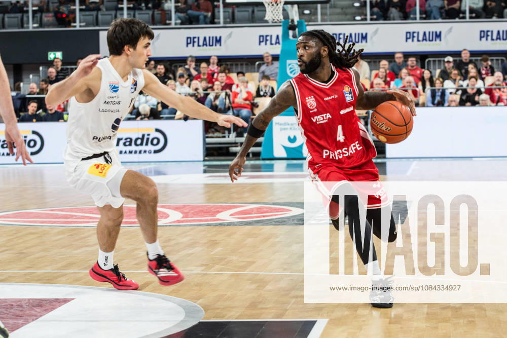 Bamberg, Deutschland 10. Oktober 2026: easyCredit BBL - 2026 2027 - 5. Spieltag - BMA365 Bamberg Baskets gegen Syntainics MBC Im Bild: v. li. Vuk Radojicic (MBC Weißenfels) und Jordan Jones (Bamberg) Brose Arena Bayern