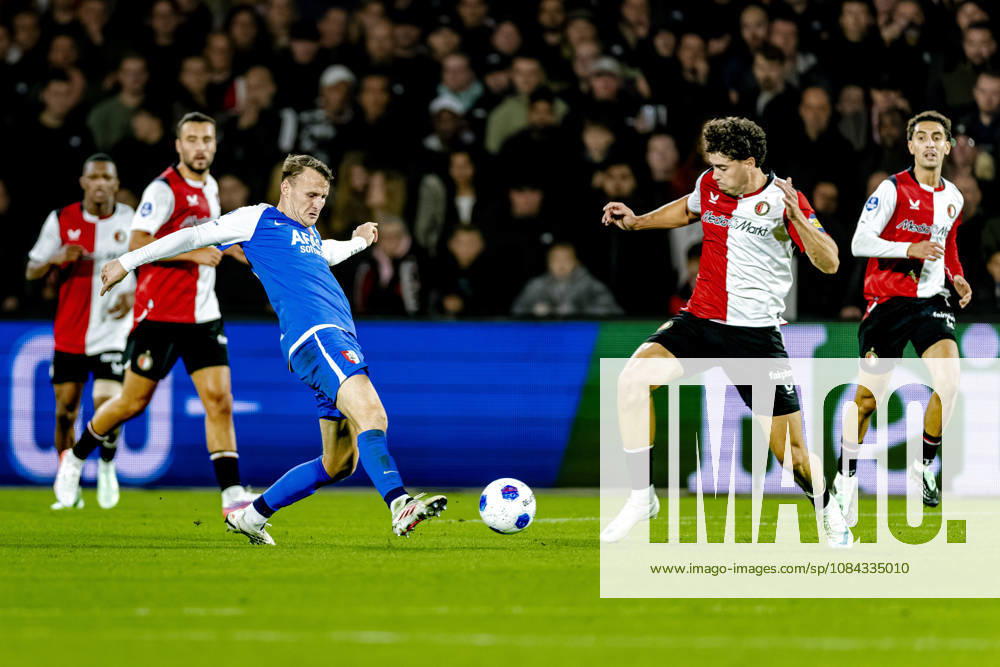 ROTTERDAM - AZ Alkmaar midfielder Peer Koopmeiners, SC Feyenoord Rotterdam forward Nacho Ferri during the Vriendenloterij Eredivisie match between Feyenoord and AZ at De Kuip on 10 October 2026 in Rotterdam, the Netherlands. (Photo by DeFodi Images) -
