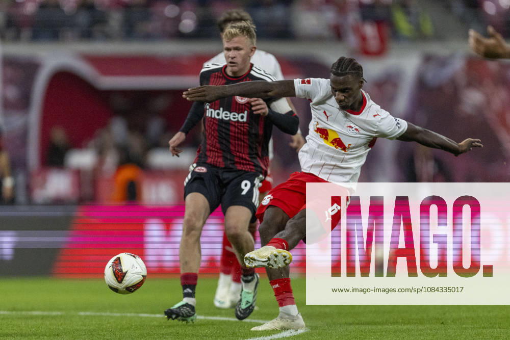 GER, Leipzig, Fussball, Bundesliga, 5. Spieltag, RB Leipzig vs. Eintracht Frankfurt im Bild v.l.: Ezechiel Banzuzi (RB Leipzig 06), Aktion mit Ball , Schuss 10.10.2026, Red-Bull Arena Leipzig DFL DFB REGULATIONS PROHIBIT ANY USE OF PHOTOGRAPHS AS IMAGE SEQUENCES AND OR QUASI-VIDEO, Leipzig Red-Bull Arena Sachsen Germany