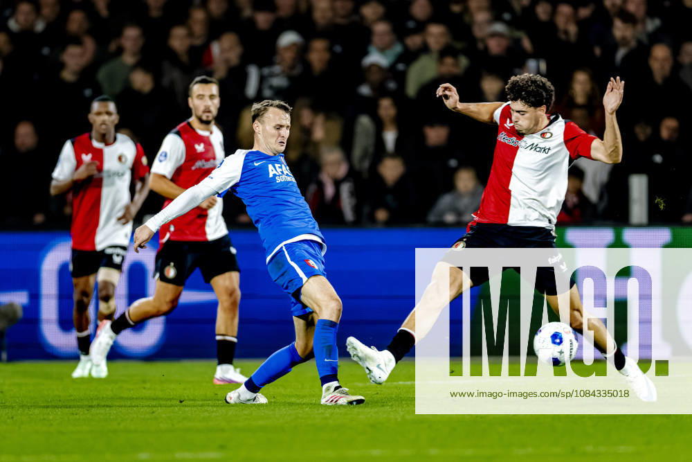 ROTTERDAM - AZ Alkmaar midfielder Peer Koopmeiners, SC Feyenoord Rotterdam forward Nacho Ferri during the Vriendenloterij Eredivisie match between Feyenoord and AZ at De Kuip on 10 October 2026 in Rotterdam, Nederland. (Photo by DeFodi Images) -