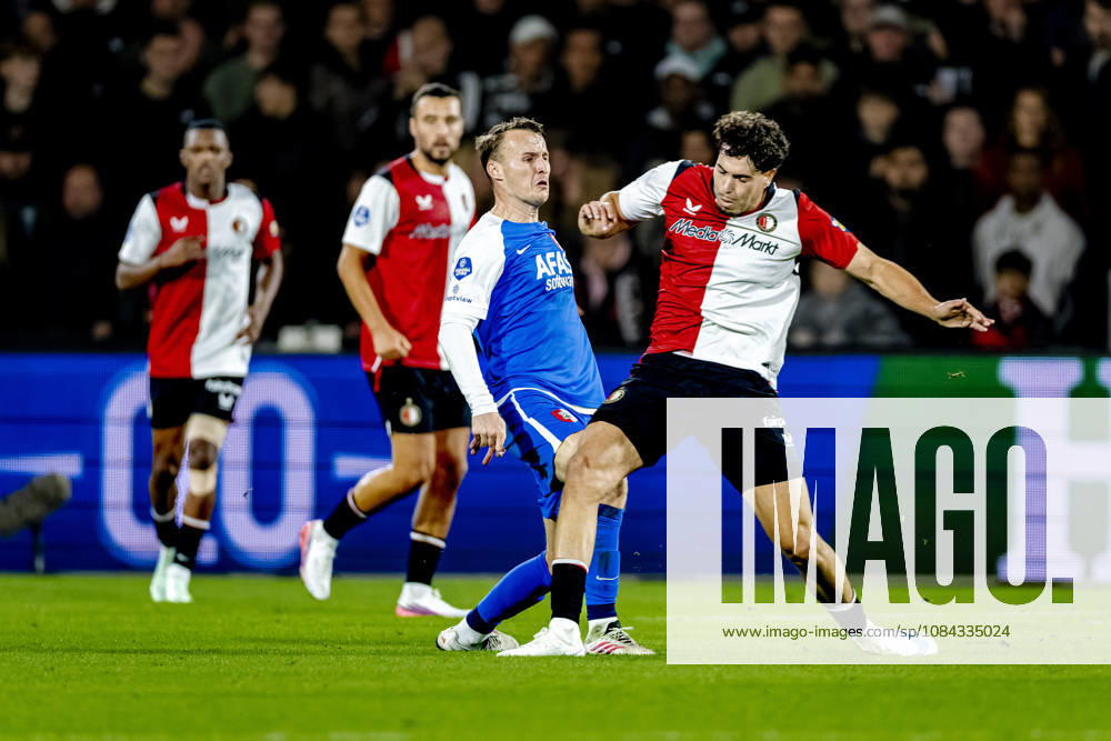 ROTTERDAM - AZ Alkmaar midfielder Peer Koopmeiners, SC Feyenoord Rotterdam forward Nacho Ferri during the Vriendenloterij Eredivisie match between Feyenoord and AZ at De Kuip on 10 oktober 2026 in Rotterdam, Nederland. (Photo by DeFodi Images) -