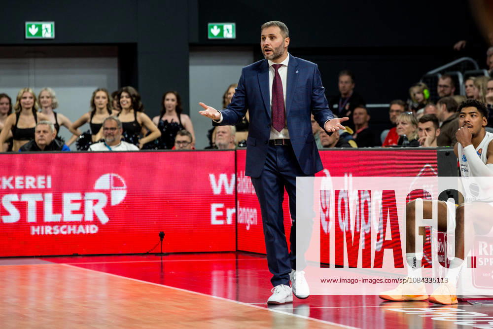 Bamberg, Deutschland 10. Oktober 2026: easyCredit BBL - 2026 2027 - 5. Spieltag - BMA365 Bamberg Baskets gegen Syntainics MBC Im Bild: Trainer Vladimir Jovanovic (MBC Weißenfels) gestikuliert mit den Händen Fassungslos Brose Arena Bayern