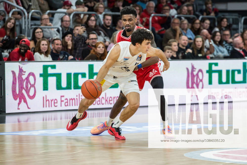 Bamberg, Deutschland 10. Oktober 2026: easyCredit BBL - 2026 2027 - 5. Spieltag - BMA365 Bamberg Baskets gegen Syntainics MBC Im Bild: Im Zweikampf Anthony Gaines (MBC Weißenfels) und Mylik Wilson (Bamberg) Brose Arena Bayern