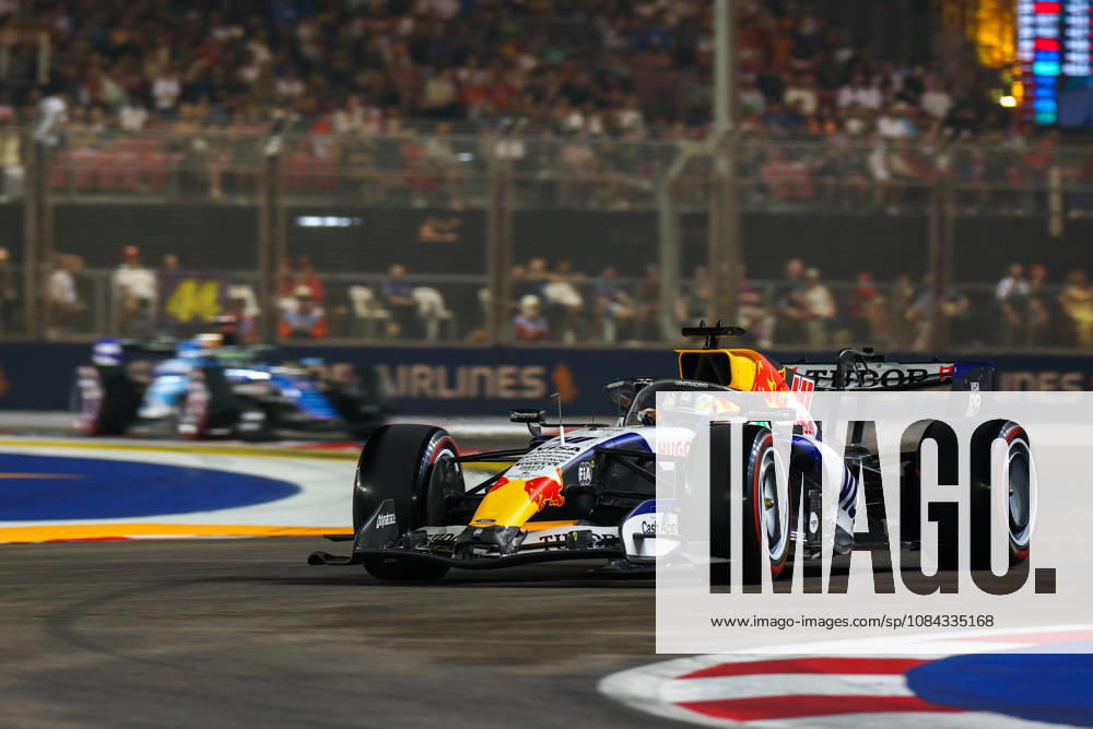 Formula 1 Singapore Grand Prix SINGAPORE - OCTOBER 10: Racing Bulls s Arvid Lindblad (R) during the Qualifying Session at the Formula One Grand Prix of Singapore, at the Marina Bay Street Circuit in Singapore, on October 10, 2026. Daniel Ceng Anadolu Singapore Singapore. Editorial use only. Please get in touch for any other usage.