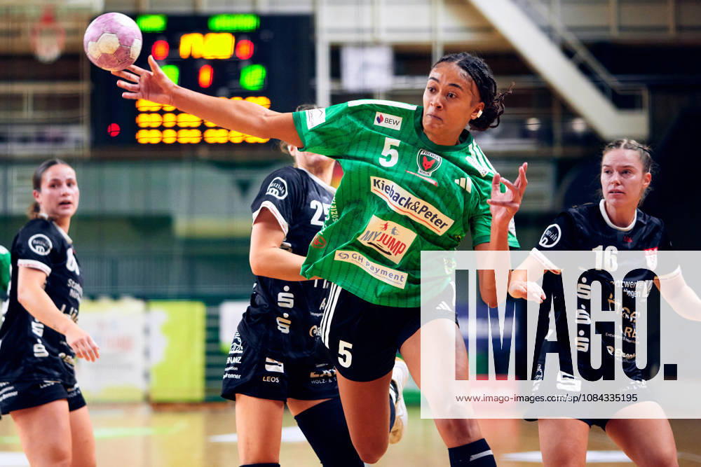 NAOMI CONZE (Fuechse Berlin, 05), Maileen Seeger (SG Nuertingen-Zizishausen, 16), GER, 2. Handball - Bundesliga Frauen, Fuechse Berlin vs. SG Nuertingen-Zizishausen, Saison 2026 27, 5. Spieltag, 10.10.2026 GER, 2. Handball - Bundesliga Frauen, Fuechse Berlin vs. SG Nuertingen-Zizishausen, Saison 2026 27, 5. Spieltag, 10.10.2026 Berlin