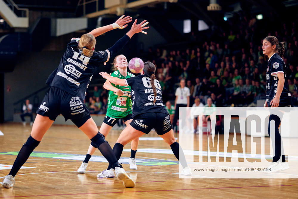 LEONI BASSINER (Fuechse Berlin, 77), Vivien Natalello (SG Nuertingen-Zizishausen, 66), GER, 2. Handball - Bundesliga Frauen, Fuechse Berlin vs. SG Nuertingen-Zizishausen, Saison 2026 27, 5. Spieltag, 10.10.2026 GER, 2. Handball - Bundesliga Frauen, Fuechse Berlin vs. SG Nuertingen-Zizishausen, Saison 2026 27, 5. Spieltag, 10.10.2026 Berlin