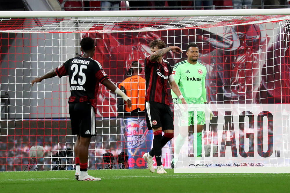 Fussball 1.Bundesliga, RB Leipzig - Eintracht Frankfurt v.l. Raphael Onyedika (Eintracht Frankfurt) Robin Koch (Eintracht Frankfurt) Noah Atubolu (Eintracht Frankfurt) Enttäuscht, traurig, frustriert, ratlos, Leipzig
