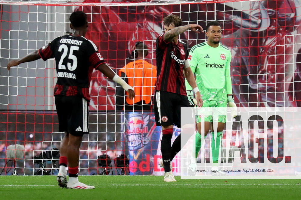 Fussball 1.Bundesliga, RB Leipzig - Eintracht Frankfurt v.l. Raphael Onyedika (Eintracht Frankfurt) Robin Koch (Eintracht Frankfurt) Noah Atubolu (Eintracht Frankfurt) Enttäuscht, traurig, frustriert, ratlos, Leipzig