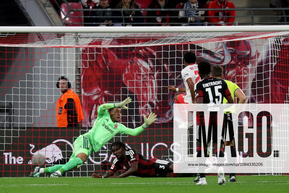 Fussball 1.Bundesliga, RB Leipzig - Eintracht Frankfurt v.l. Christopher Nkunku (RB Leipzig) Torschuetze, erzielt das Tor, Treffer, scores the goal 4:0 Noah Atubolu (Eintracht Frankfurt) Leipzig