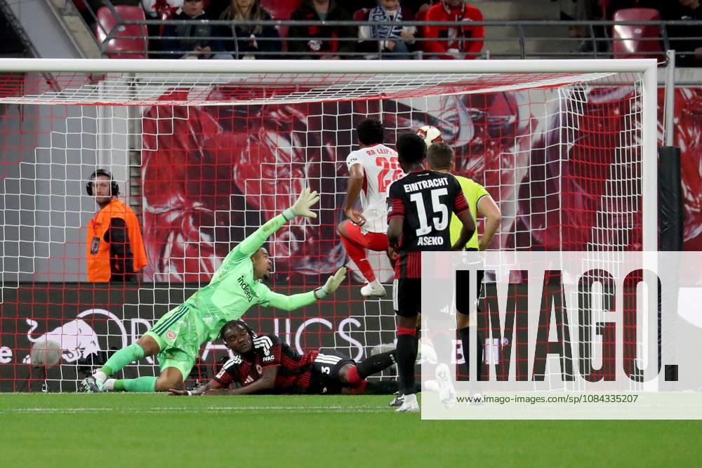 Fussball 1.Bundesliga, RB Leipzig - Eintracht Frankfurt v.l. Christopher Nkunku (RB Leipzig) Torschuetze, erzielt das Tor, Treffer, scores the goal 4:0 Noah Atubolu (Eintracht Frankfurt) Leipzig