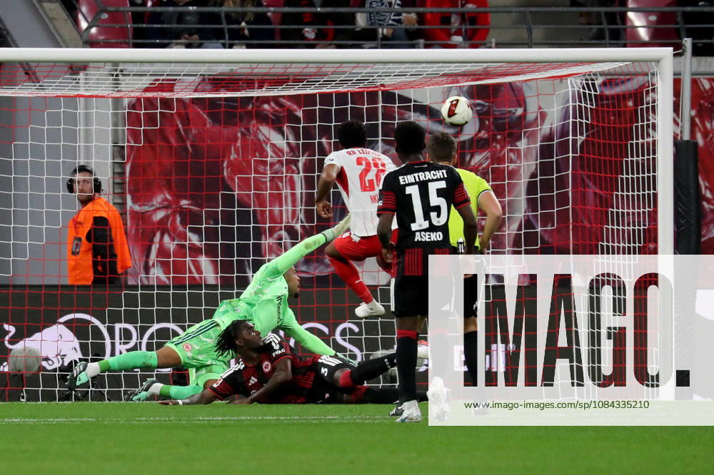 Fussball 1.Bundesliga, RB Leipzig - Eintracht Frankfurt v.l. Christopher Nkunku (RB Leipzig) Torschuetze, erzielt das Tor, Treffer, scores the goal 4:0 Noah Atubolu (Eintracht Frankfurt) Leipzig
