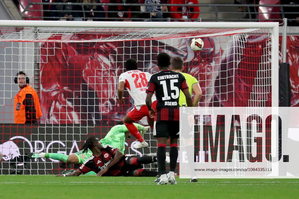 Fussball 1.Bundesliga, RB Leipzig - Eintracht Frankfurt v.l. Christopher Nkunku (RB Leipzig) Torschuetze, erzielt das Tor, Treffer, scores the goal 4:0 Noah Atubolu (Eintracht Frankfurt) Leipzig