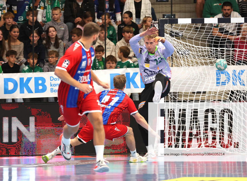 Deutschland, Göppingen, Handball Opel HBL Bundesliga, FRISCH AUF! Göppingen vs. SG BBM Bietigheim, v.l. Till Hermann (BBM), Kristian Saeveras (FAG)