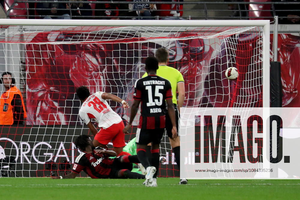 Fussball 1.Bundesliga, RB Leipzig - Eintracht Frankfurt v.l. Christopher Nkunku (RB Leipzig) Torschuetze, erzielt das Tor, Treffer, scores the goal 4:0 Noah Atubolu (Eintracht Frankfurt) Leipzig