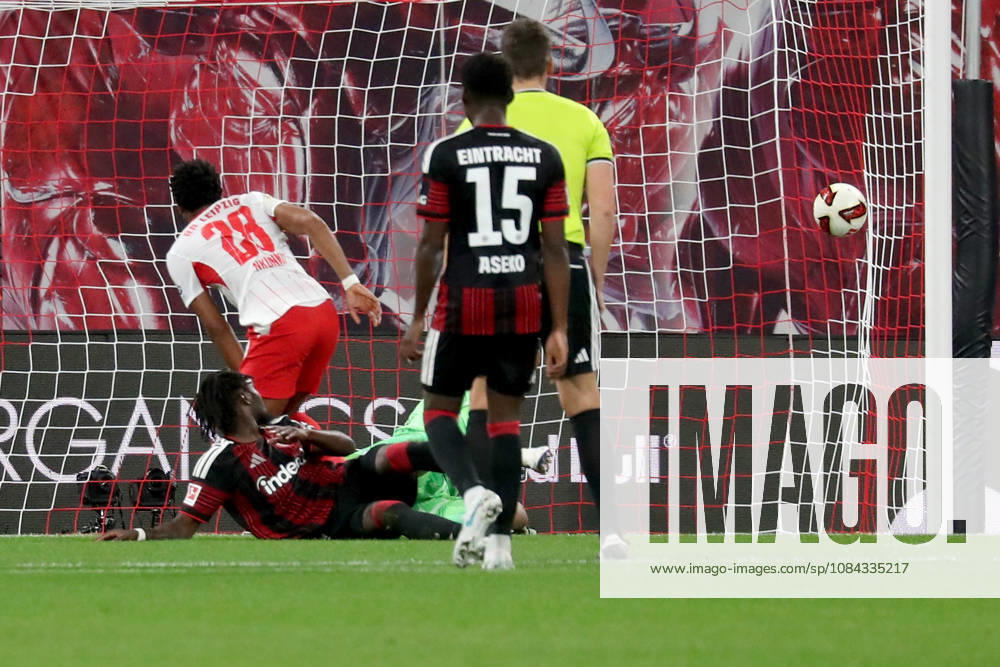 Fussball 1.Bundesliga, RB Leipzig - Eintracht Frankfurt v.l. Christopher Nkunku (RB Leipzig) Torschuetze, erzielt das Tor, Treffer, scores the goal 4:0 Noah Atubolu (Eintracht Frankfurt) Leipzig