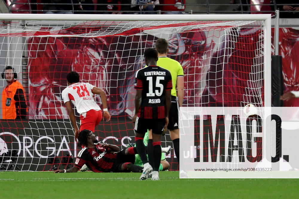 Fussball 1.Bundesliga, RB Leipzig - Eintracht Frankfurt v.l. Christopher Nkunku (RB Leipzig) Torschuetze, erzielt das Tor, Treffer, scores the goal 4:0 Noah Atubolu (Eintracht Frankfurt) Leipzig