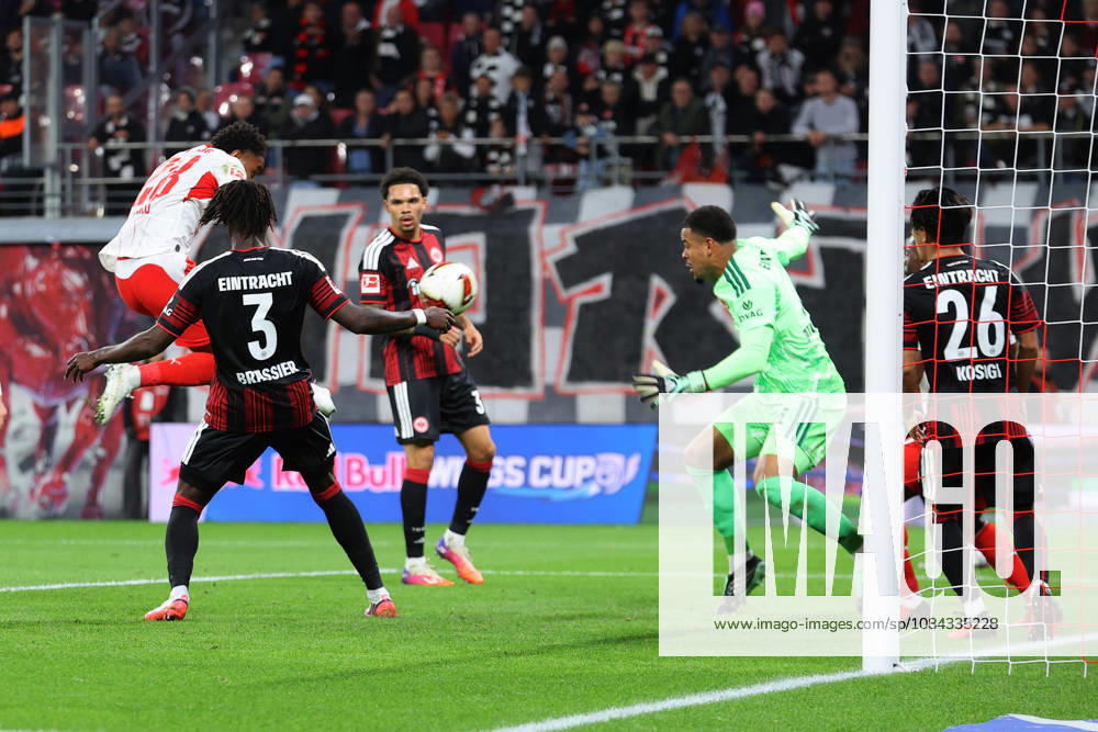Fussball 1.Bundesliga, RB Leipzig - Eintracht Frankfurt v.l. Christopher Nkunku (RB Leipzig) Torschuetze, erzielt das Tor, Treffer, scores the goal 3:0 Noah Atubolu (Eintracht Frankfurt) Leipzig