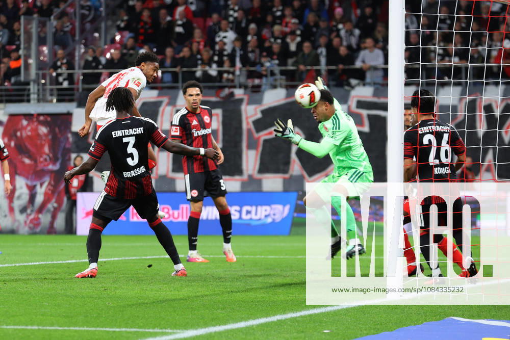 Fussball 1.Bundesliga, RB Leipzig - Eintracht Frankfurt v.l. Christopher Nkunku (RB Leipzig) Torschuetze, erzielt das Tor, Treffer, scores the goal 3:0 Noah Atubolu (Eintracht Frankfurt) Leipzig