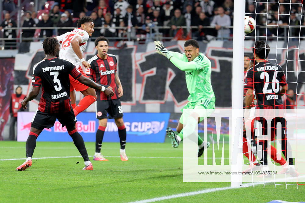 Fussball 1.Bundesliga, RB Leipzig - Eintracht Frankfurt v.l. Christopher Nkunku (RB Leipzig) Torschuetze, erzielt das Tor, Treffer, scores the goal 3:0 Noah Atubolu (Eintracht Frankfurt) Leipzig