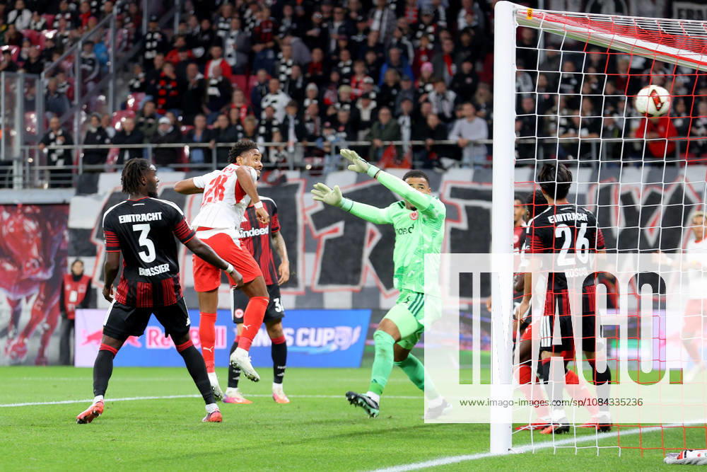 Fussball 1.Bundesliga, RB Leipzig - Eintracht Frankfurt v.l. Christopher Nkunku (RB Leipzig) Torschuetze, erzielt das Tor, Treffer, scores the goal 3:0 Noah Atubolu (Eintracht Frankfurt) Leipzig