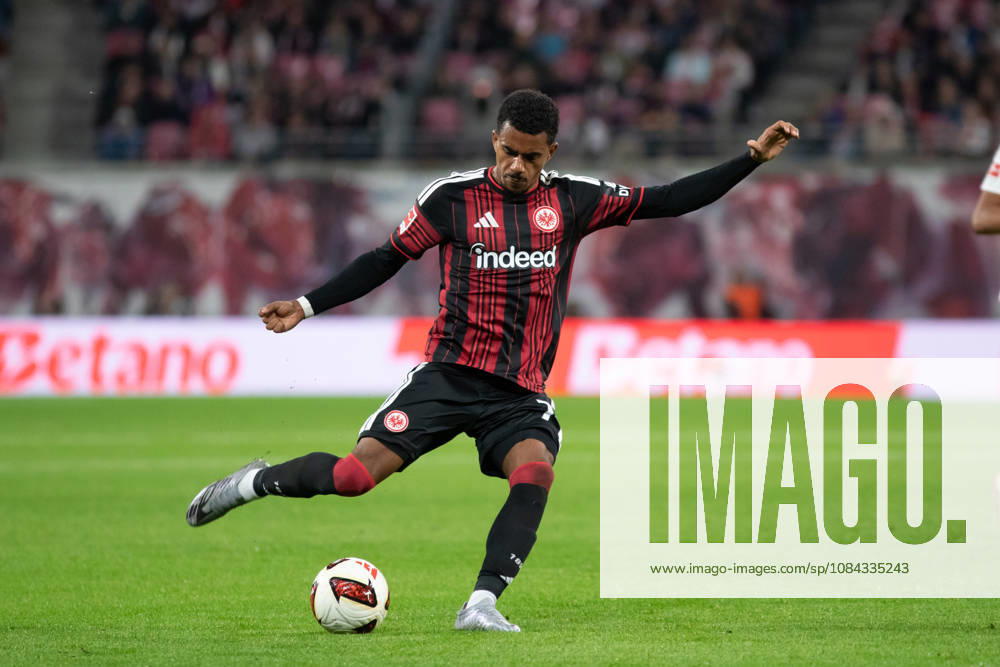 1. Fußball Bundesliga: RB Leipzig - Eintracht Frankfurt; 10.10.2026 Ansgar Knauff (7, Eintracht Frankfurt) holt zum Schuss aus. LEIPZIG, DEUTSCHLAND - OCTOBER 10: Bundesliga-Spiel RB Leipzig - Eintracht Frankfurt in der Red Bull Arena am 5. Spieltag der 1. Bundesliga am October 10, 2026 in Leipzig, Deutschland. DFL REGULATIONS PROHIBIT ANY USE OF PHOTOGRAPHS AS IMAGE SEQUENCES AND OR QUASI-VIDEO.