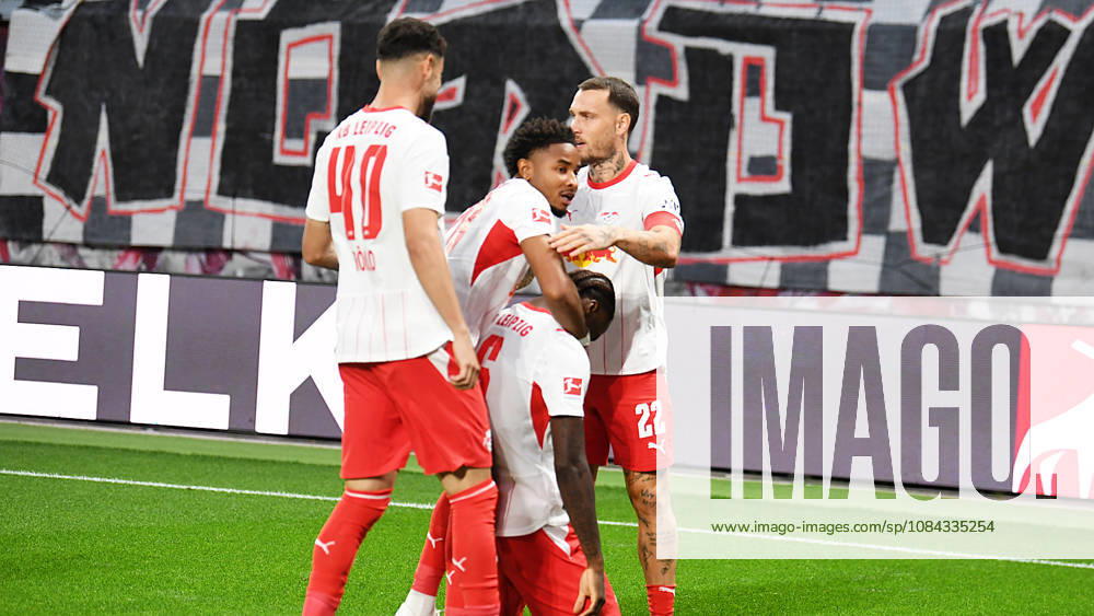 Fußball Bundesliga, Saison 2026 2027, 5. Spieltag, RB Leipzig vs. SGE Eintracht Frankfurt (10.10.2026) Tor von Torschütze Ezechiel Banzuzi (Zentrales Mittelfeld RB Leipzig, Rückennummer 6) zum 1:0 beim Bundesliga-Spiel Leipzig gegen Eintracht Frankfurt (10.10.2026). Mit Banzuzi jubeln Rômulo (Mittelstürmer RB Leipzig, Rückennummer 40) , Christopher Nkunku (Mittelstürmer RB Leipzig, Rückennummer 28), David Raum (Linker Verteidiger RB Leipzig, Rückennummer 22). Leipzig Sachsen Deutschland Red-Bull Arena