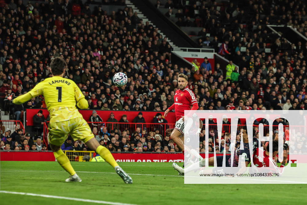 Premier League: Manchester United, ManU v Tottenham Hotspur Dominic Solanke of Tottenham Hotspur misses a shot on goal during the Premier League match Manchester United vs Tottenham Hotspur at Old Trafford, Manchester, United Kingdom on 10 October 2026 (Photo by Mark Cosgrove News Images) Manchester Old Trafford Greater Manchester United Kingdom