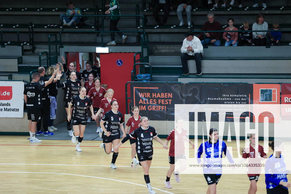 2026_10_10, Reinickendorfer Füchse Frauen-SG Nürtingen-Zizishausen, 5. Spieltag , 2. Bundesliga ,HBF,Handball, Sömmeringhalle Einlauf der Gäste, Team Nürtlingen Berlin Berlin Germany