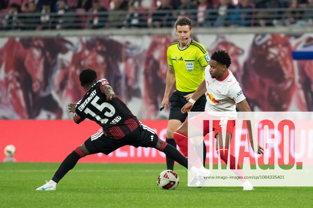 1. Fußball Bundesliga: RB Leipzig - Eintracht Frankfurt; 10.10.2026 Von links: Noel Aseko (15, Eintracht Frankfurt), Schiedsrichter Daniel Siebert, Christopher Nkunku (28, RB Leipzig). LEIPZIG, DEUTSCHLAND - OCTOBER 10: Bundesliga-Spiel RB Leipzig - Eintracht Frankfurt in der Red Bull Arena am 5. Spieltag der 1. Bundesliga am October 10, 2026 in Leipzig, Deutschland. DFL REGULATIONS PROHIBIT ANY USE OF PHOTOGRAPHS AS IMAGE SEQUENCES AND OR QUASI-VIDEO.