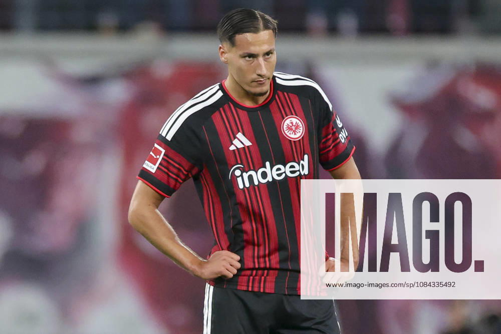 Younes Ebnoutalib (Eintracht Frankfurt) schaut enttaeuscht waehrend des spiels der 1. Bundesliga zwischen RB Leipzig und Eintracht Frankfurt, Red Bull Arena am 10. October 2026 in Leipzig, Deutschland. (Foto von Marco Steinbrenner DeFodi Images) +++ Younes Ebnoutalib (Eintracht Frankfurt) looks dejected during the Bundesliga match between RB Leipzig and Eintracht Frankfurt at Red Bull Arena on October 10, 2026 in Leipzig, Germany. (Photo by Marco Steinbrenner DeFodi Images) DFB DFL REGULATIONS PROHIBIT ANY USE OF PHOTOGRAPHS AS IMAGE SEQUENCES AND OR QUASI-VIDEO. (Photo by Marco Steinbrenner DeFodi Images) -