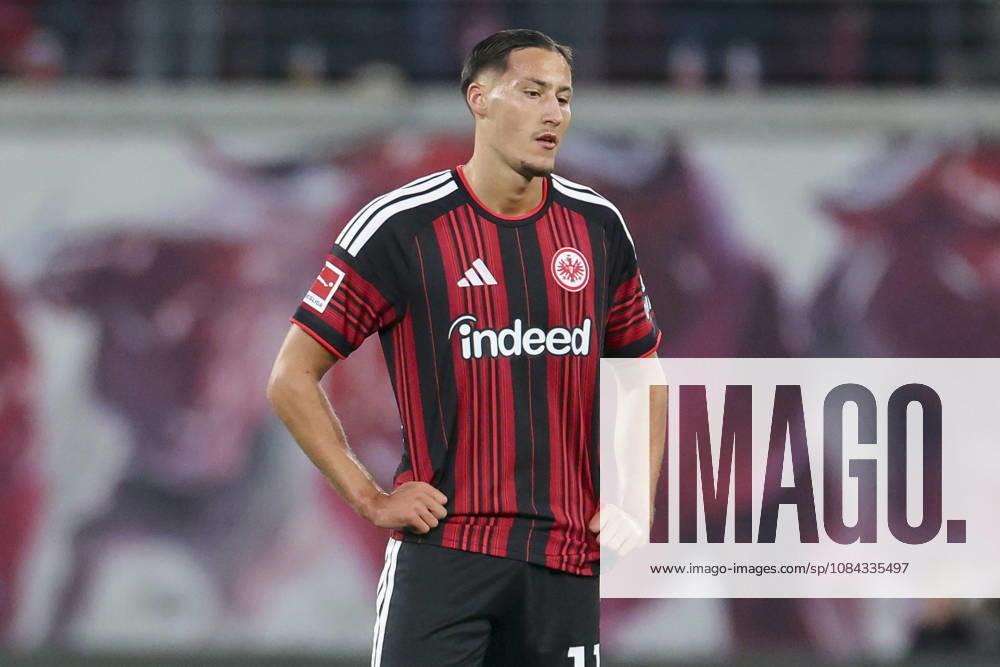 Younes Ebnoutalib (Eintracht Frankfurt) schaut enttaeuscht waehrend des spiels der 1. Bundesliga zwischen RB Leipzig und Eintracht Frankfurt, Red Bull Arena am 10. October 2026 in Leipzig, Deutschland. (Foto von Marco Steinbrenner DeFodi Images) +++ Younes Ebnoutalib (Eintracht Frankfurt) looks dejected during the Bundesliga match between RB Leipzig and Eintracht Frankfurt at Red Bull Arena on October 10, 2026 in Leipzig, Germany. (Photo by Marco Steinbrenner DeFodi Images) DFB DFL REGULATIONS PROHIBIT ANY USE OF PHOTOGRAPHS AS IMAGE SEQUENCES AND OR QUASI-VIDEO. (Photo by Marco Steinbrenner DeFodi Images) -