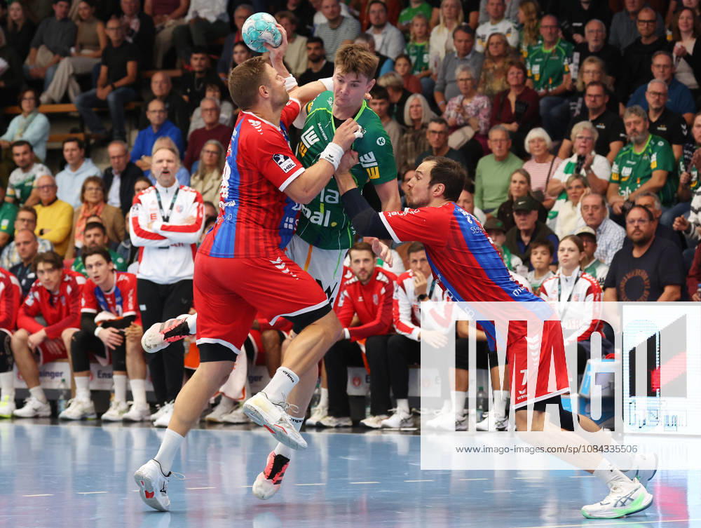 Deutschland, Göppingen, Handball Opel HBL Bundesliga, FRISCH AUF! Göppingen vs. SG BBM Bietigheim, v.l. Fabian Wiederstein (BBM), Oskar Sunnefeldt (FAG), Dominik Claus (BBM)